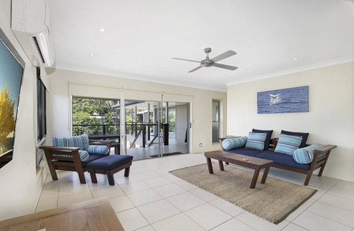 Point Lookout Apartment | Spacious and comfortable 3 bedroom upstairs unit very close to beaches.