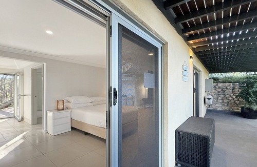 Surf Beach Apartment | Spacious Beach Studio With Alfresco Dining