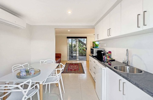 Surf Beach Apartment | Spacious Beach Studio With Alfresco Dining