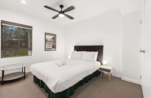 Chippendale Apartment | Spacious City Retreat by Victoria Park