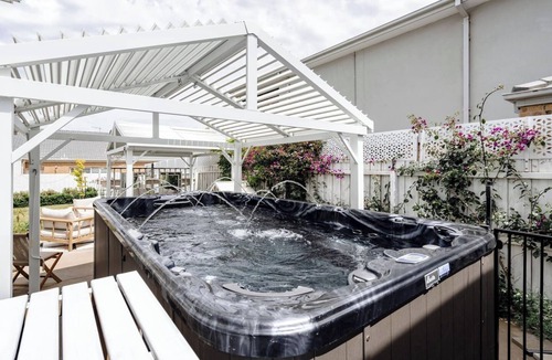 St Leonards House | Spacious Hamptons-style home with plunge pool