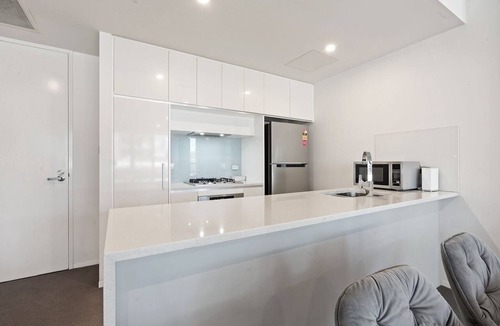 Kingston Apartment | Spacious Lakefront Apartment with Pool Access