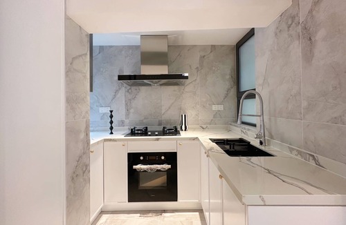 Downtown Shanghai Apartment | Spacious master bedroom equipped with a private walk-in closet near Yuyuan