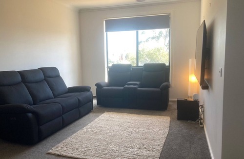 Werribee House | Spacious Private 4BR Upper Floor Sleeps 8 Spa Free Parking.Free Wifi.Netflix
