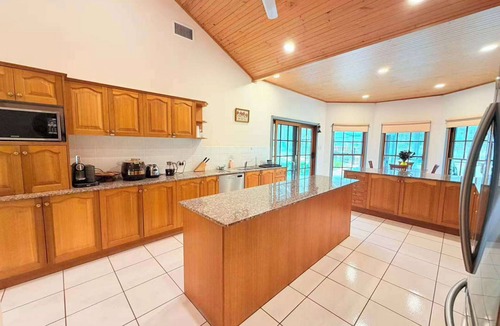 Worrigee House | Spacious Queen + Single Farmhouse Room