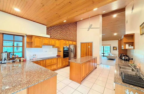 Worrigee House | Spacious Queen + Single Farmhouse Room