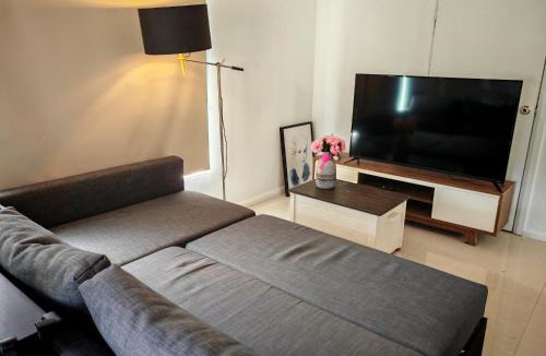 Hornsby House | Spacious Studio with Garden close 2train&Westfield
