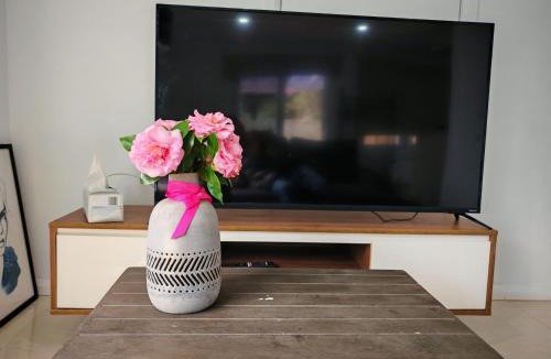 Hornsby House | Spacious Studio with Garden close 2train&Westfield