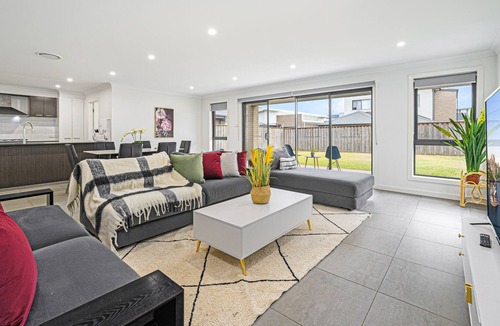 Catherine Field House | Spacious two-level 4br Home in Catherine Field