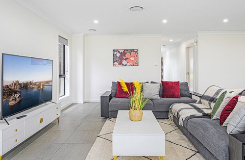 Catherine Field House | Spacious two-level 4br Home in Catherine Field