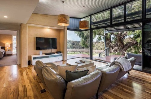 Yallingup Siding House | spacious villa private bushland