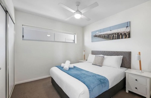 Birtinya Apartment | Spacious Waterfront apartment opp Hospital