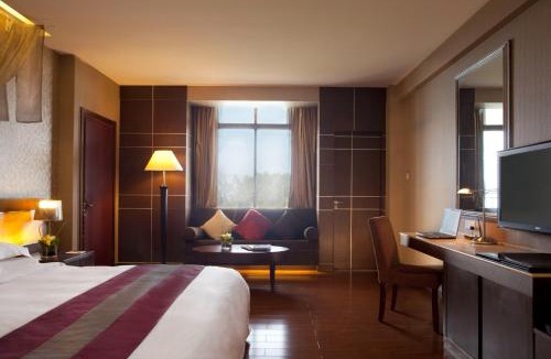 Yiliang County Hotel | Spring City Lake Resort