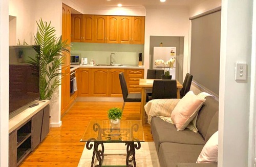St Marys House | St Marys 5Br Cozy house near Train & Shopping