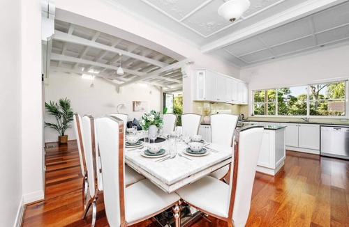 Strathfield House | Stathfield Stylish 6br house with Pool/Tennis