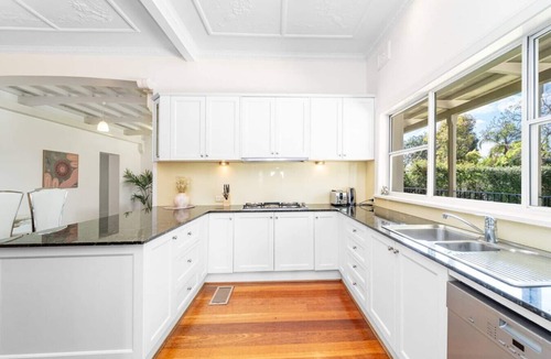 Strathfield House | Stathfield Stylish 6br house with Pool/Tennis