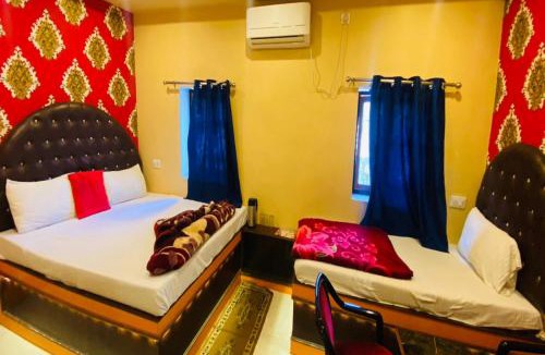 Varanasi Hotel | STAYMAKER Hotel Aditya 1 km from Kashi Vishwanath Temple