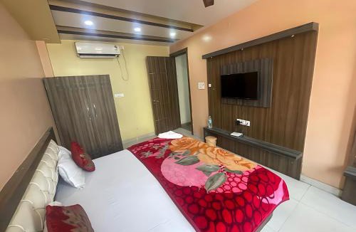 Allahabad Hotel | STAYMAKER Hotel Rameshwar Inn - 500 m from Civil Lines Bus Stand