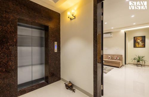 Mahmoorganj Apartment | StayVista at Sundale Apartment with Heater & WiFi