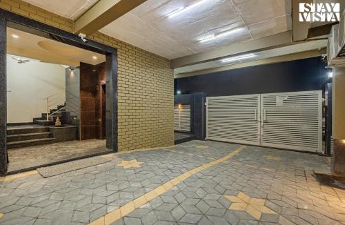 Mahmoorganj Apartment | StayVista at Sundale Apartment with Heater & WiFi