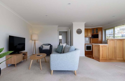 Park Grove House | Steps From The Hospital in Burnie