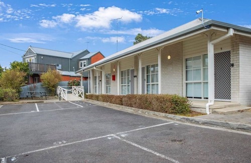 Geelong Apartment | Studio Apt, Bright and Spacious, CBD, Mibnb