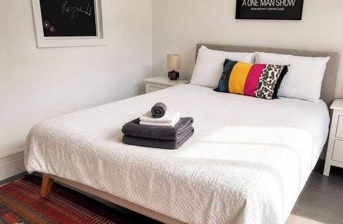 Tighes Hill Apartment | Studio Lizzie Private Newcastle Studio Retreat