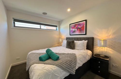 Dickson House | Stunning Dickson Luxe 3BR 2Bath Double Garage WiFi Brand New Home