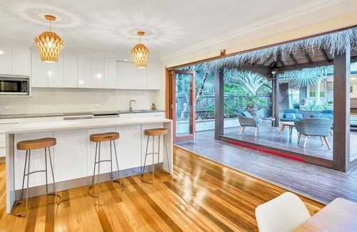 Kangaroo Point House | Stunning Four Bedroom Home -4 Car Parks