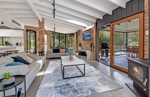 Galston House | Stunning Holiday Haven with Nearby Waterfall