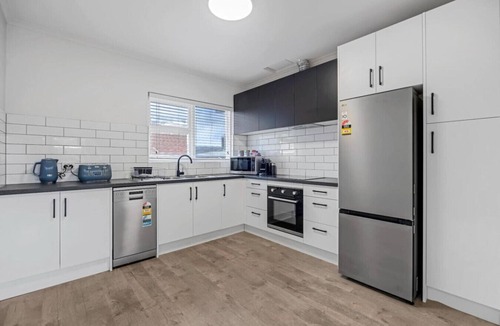 Campbelltown Apartment | Stunning! Smart TV + Fast Wi-Fi | 3BR Quiet Unit