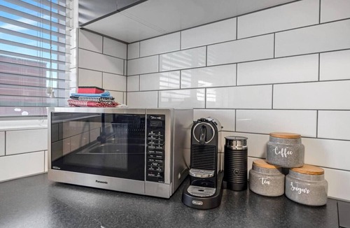 Campbelltown Apartment | Stunning! Smart TV + Fast Wi-Fi | 3BR Quiet Unit