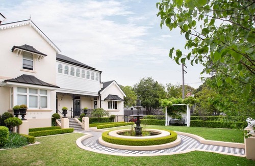 Lewisham Apartment | Stunning Studio with Alfresco Terrace near Trains