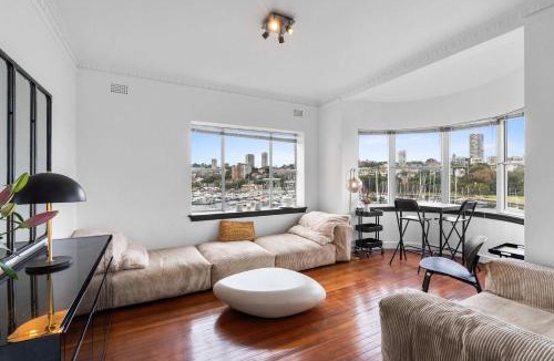 Elizabeth Bay Apartment | Stunning Waterfront Haven with Majestic Views