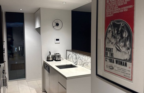 Barton Apartment | Stylish 1BR Spacious Penthouse, Self Check-in, 5 min walk to parliament.