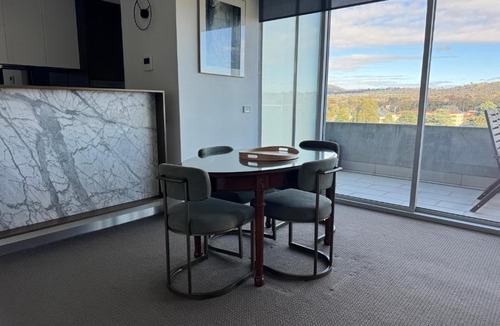 Capital Hill Apartment | Stylish 1BR Spacious Penthouse Self Check-in, 7 min walk to parliament
