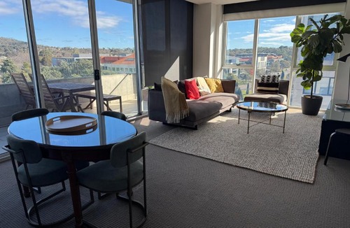 Capital Hill Apartment | Stylish 1BR Spacious Penthouse Self Check-in, 7 min walk to parliament