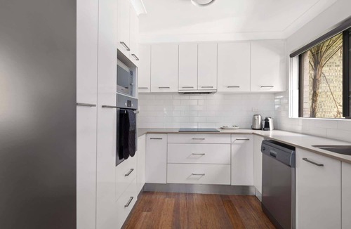 Newport Apartment | Stylish 3-Bed Newport Stay with Balcony