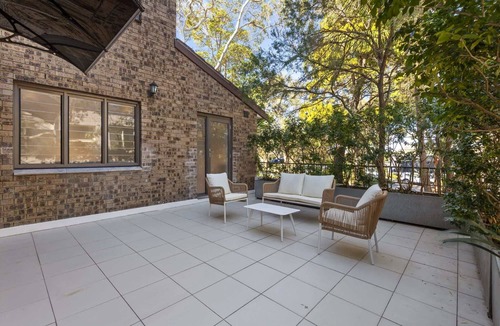 Newport Apartment | Stylish 3-Bed Newport Stay with Balcony