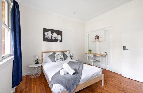 Killara House | Stylish Double Room - Seconds to Transport & Shops - Shared Bathroom