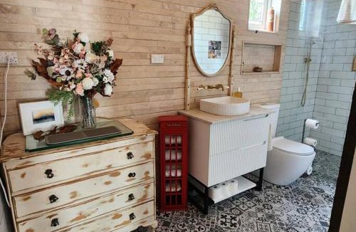 Mays Hill House | Stylish Gallery Sleep 4 , Near Parramatta CBD