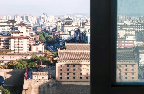 Lianhu Hotel | Stylish Homestay Balcony Viewing Ancient XiAn Bell Tower and City Wall