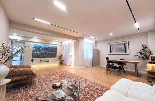 Lianhu Hotel | Stylish Homestay Balcony Viewing Ancient XiAn Bell Tower and City Wall