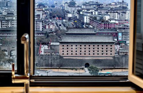 Lianhu Hotel | Stylish Homestay Balcony Viewing Ancient XiAn Bell Tower and City Wall