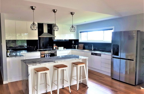Manyana House | Stylish modern open‑plan beach house offering a warm, welcoming, home‑like vibe.