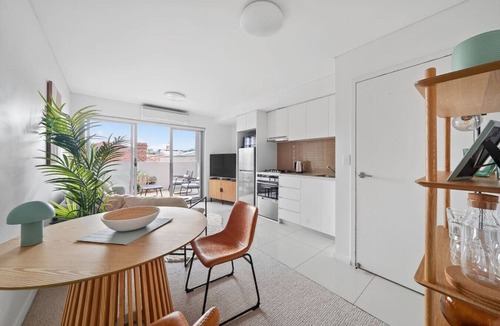 Crows Nest Apartment | Stylish Retreat + Balcony + Parking & City Access