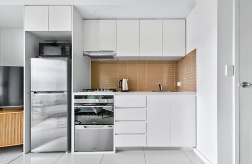 Crows Nest Apartment | Stylish Retreat + Balcony + Parking & City Access