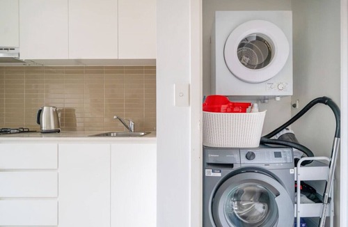 Crows Nest Apartment | Stylish Retreat + Balcony + Parking & City Access