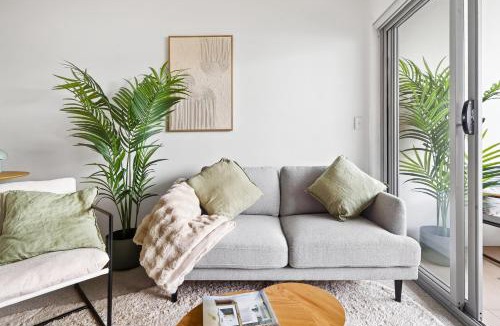 Naremburn Apartment | Stylish Retreat Balcony Parking City Access