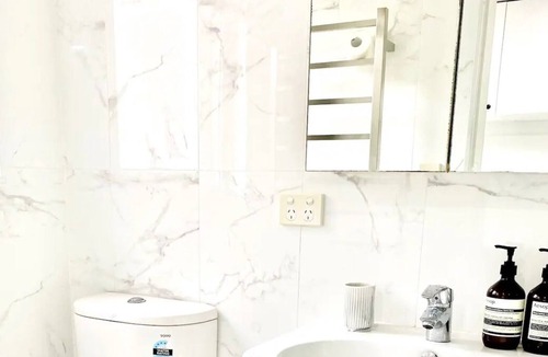 Pymble House | Stylish Self-Contained Guesthouse 5 mins to Trains